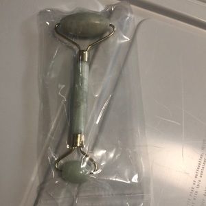 BNWOT Jade face roller